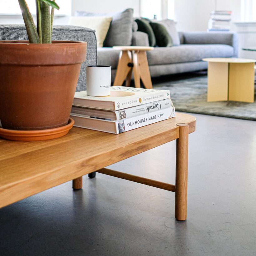 Een stevige salontafel gemaakt van massief A-kwaliteit eiken, met een duidelijke facetrand die de contouren extra accentueert. Een moderne salontafel die jaren meegaat. Door zijn ronde vormen maakt het een mooi en tijdloos meubelstuk.