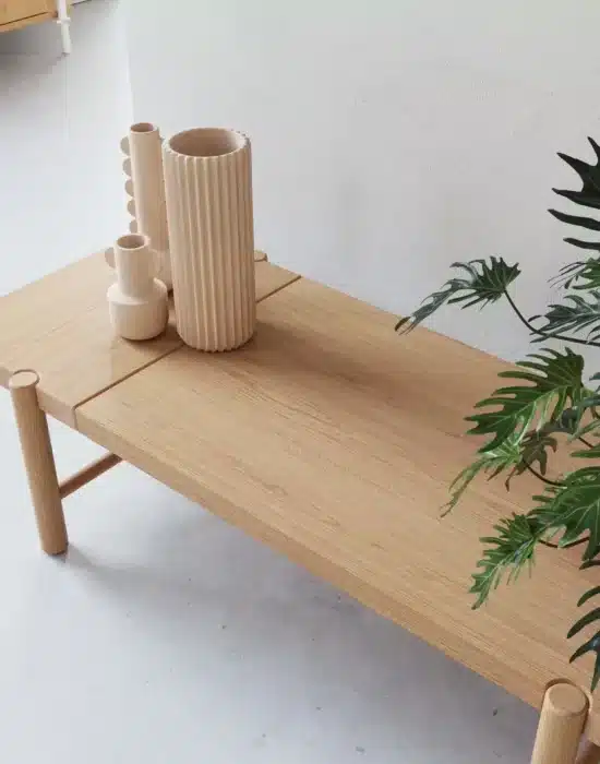 Een stevige salontafel gemaakt van massief A-kwaliteit eiken, met een duidelijke facetrand die de contouren extra accentueert. Een moderne salontafel die jaren meegaat. Door zijn ronde vormen maakt het een mooi en tijdloos meubelstuk.