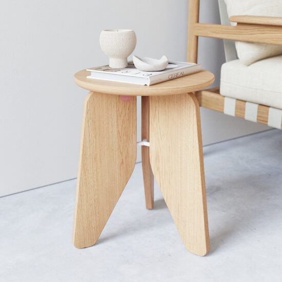 Een stevige kruk die je overal gemakkelijk neer kan zetten. Gebruik jij het als een bijzettafel? Dat is geen probleem voor Lale. Geïnspireerd op de contouren van een tulp! Door deze mooie vormen en details is het een kruk die veel liefde zal ontvangen.