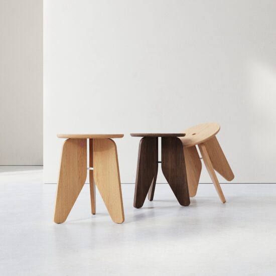 Een stevige kruk die je overal gemakkelijk neer kan zetten. Gebruik jij het als een bijzettafel? Dat is geen probleem voor Lale. Geïnspireerd op de contouren van een tulp! Door deze mooie vormen en details is het een kruk die veel liefde zal ontvangen.