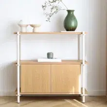 Een modulaire wandkast die zich makkelijk aanpast aan de ruimte en het doel waarvoor je het wenst. Een kast om mee te pronken in al zijn schoonheid. Mödula is gecreëerd met het doel om ronde buizen te combineren met een simplistische montage en demontage mogelijkheden. Het kastelement kan je op elke gewenste plank plaatsen (mits het tussen twee legplanken ligt. In elk systeem hoort een kastelement dit zorgt ervoor dat het een stabiele constructie blijft.