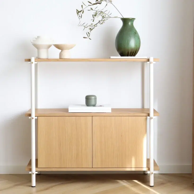 Een modulaire wandkast die zich makkelijk aanpast aan de ruimte en het doel waarvoor je het wenst. Een kast om mee te pronken in al zijn schoonheid. Mödula is gecreëerd met het doel om ronde buizen te combineren met een simplistische montage en demontage mogelijkheden. Het kastelement kan je op elke gewenste plank plaatsen (mits het tussen twee legplanken ligt. In elk systeem hoort een kastelement dit zorgt ervoor dat het een stabiele constructie blijft.