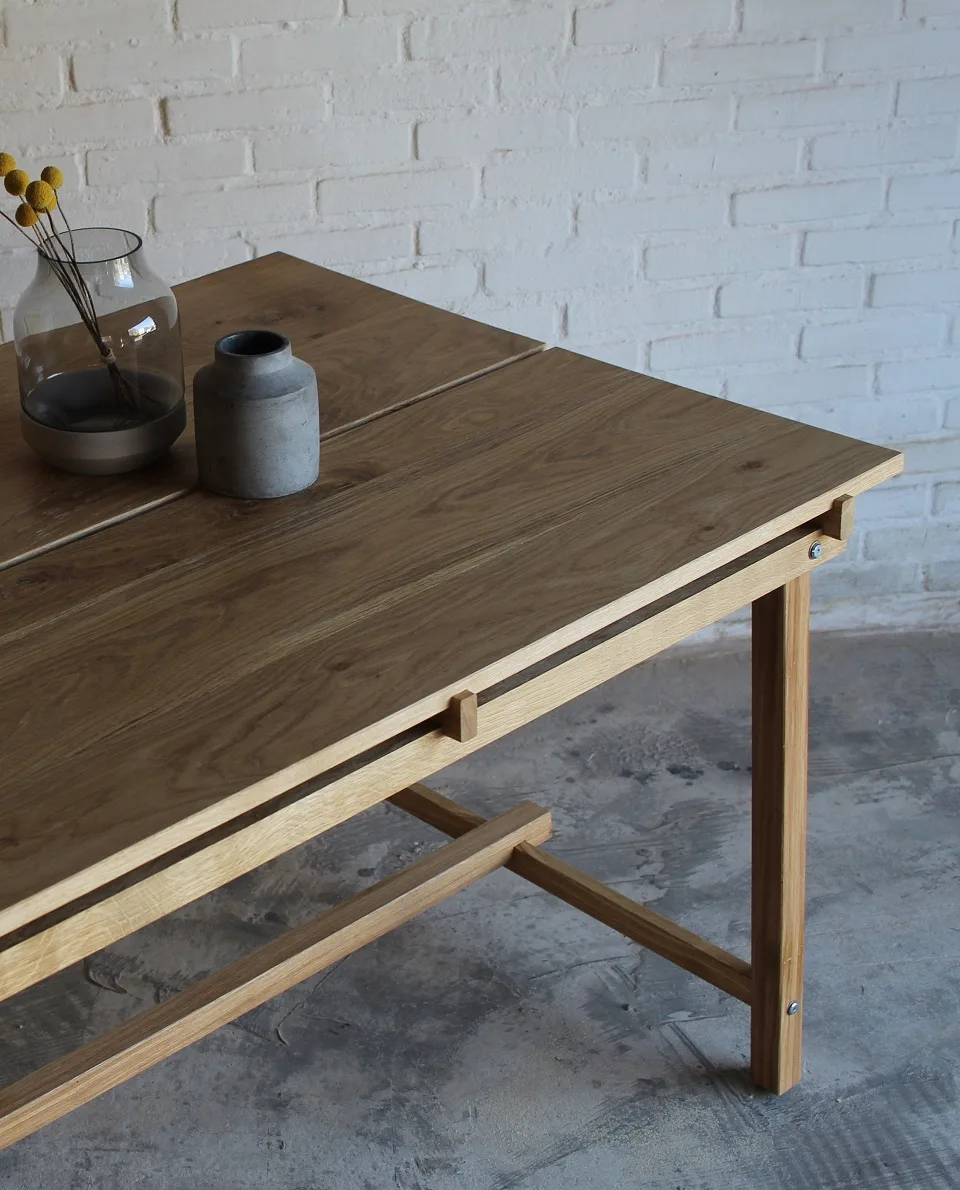 Eettafel Takumi. Een eettafel gemaakt om lang te dineren, of juist lekker na te tafelen met je vrienden en familie. Een met de hand vervaardigd meubel van massief eikenhout, behandeld met een natuurlijke olie.