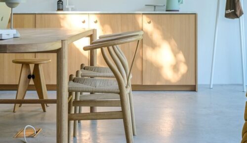 Een andere variant van de salontafel Amon maar dan als bureau. Een maatwerk bureau om heerlijk achter te werken, met als extra, een handig oplaadpunt voor je mobiel. Door zijn eenvoud qua uitstraling maakt dit bureau zich een tijdloos meubelstuk. De stroomtoevoer is verwerkt in de poot met onder het blad een aantal stopcontacten, zo hoeven er geen extra kabels over de vloer.