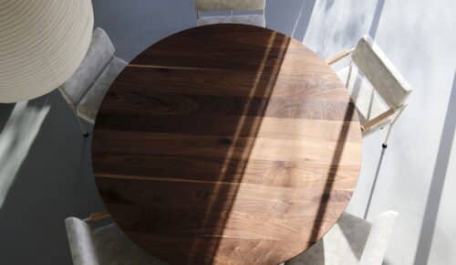 Eettafel Nocé Deze ronde tafel is gemaakt van Amerikaans Notenhout en heeft een diameter van 170cm. Een tafel voor het hele gezin om samen heerlijk te eten, natafelen en uiteraard om te ontspannen. Een tafel wat jaren mee mag gaan door zijn vorm en functie, een tijdloos stuk in een prachtig huis. Door de mooie kleur van het notenhout past het perfect in de ruimte waar het voor dient.