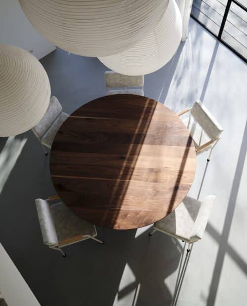 Eettafel Nocé Deze ronde tafel is gemaakt van Amerikaans Notenhout en heeft een diameter van 170cm. Een tafel voor het hele gezin om samen heerlijk te eten, natafelen en uiteraard om te ontspannen. Een tafel wat jaren mee mag gaan door zijn vorm en functie, een tijdloos stuk in een prachtig huis. Door de mooie kleur van het notenhout past het perfect in de ruimte waar het voor dient.