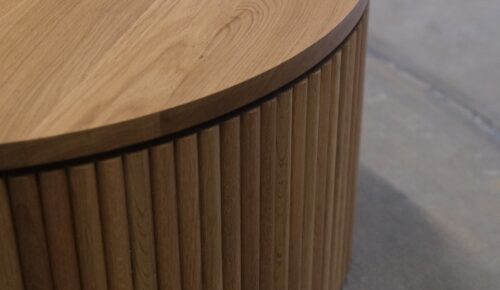 Deze salontafel is een ode aan de Griekse oudheid en geïnspireerd op de zuilen van de Griekse tempels. Deze salontafel mag de jaren doorstaan door zijn simplistische vormgeving, een tijdloos stuk.