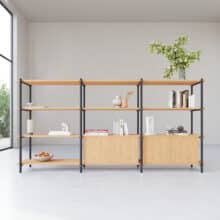 Een modulaire wandkast die zich makkelijk aanpast aan de ruimte en het doel waarvoor je het wenst. Een wandkast om mee te pronken in al zijn schoonheid. Mödula is gecreëerd met het doel om ronde buizen te combineren met een simplistische montage en demontage mogelijkheden. Het kastelement kan je op elke gewenste plank plaatsen (mits het tussen twee legplanken ligt. In elk systeem hoort een kastelement dit zorgt ervoor dat het een stabiele constructie blijft.