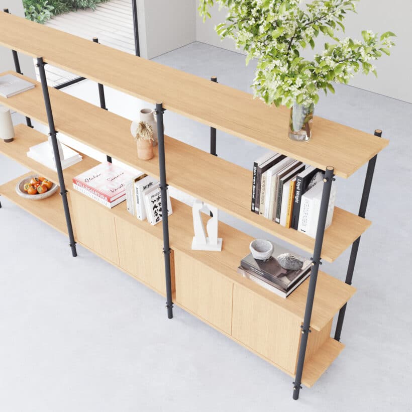 Een modulaire wandkast die zich makkelijk aanpast aan de ruimte en het doel waarvoor je het wenst. Een wandkast om mee te pronken in al zijn schoonheid. Mödula is gecreëerd met het doel om ronde buizen te combineren met een simplistische montage en demontage mogelijkheden. Het kastelement kan je op elke gewenste plank plaatsen (mits het tussen twee legplanken ligt. In elk systeem hoort een kastelement dit zorgt ervoor dat het een stabiele constructie blijft.