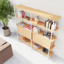 Een modulaire wandkast die zich makkelijk aanpast aan de ruimte en het doel waarvoor je het wenst. Een wandkast om mee te pronken in al zijn schoonheid. Mödula is gecreëerd met het doel om ronde buizen te combineren met een simplistische montage en demontage mogelijkheden. Het kastelement kan je op elke gewenste plank plaatsen (mits het tussen twee legplanken ligt. In elk systeem hoort een kastelement dit zorgt ervoor dat het een stabiele constructie blijft.