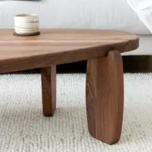 Dolmen is een salontafel met organische vormen, verkrijgbaar in drie variaties. Ontstaan door gebruik te maken van natuurlijke vormen en een vleugje oer-Hollands karakter. Dolmen heeft zijn inspiratie gevonden op basis van de hunebedden. Studio à la part houd van Drenthe! Maar ook van mooie handgemaakte producten. Elk model is verkrijgbaar in massief noten of eikenhout.