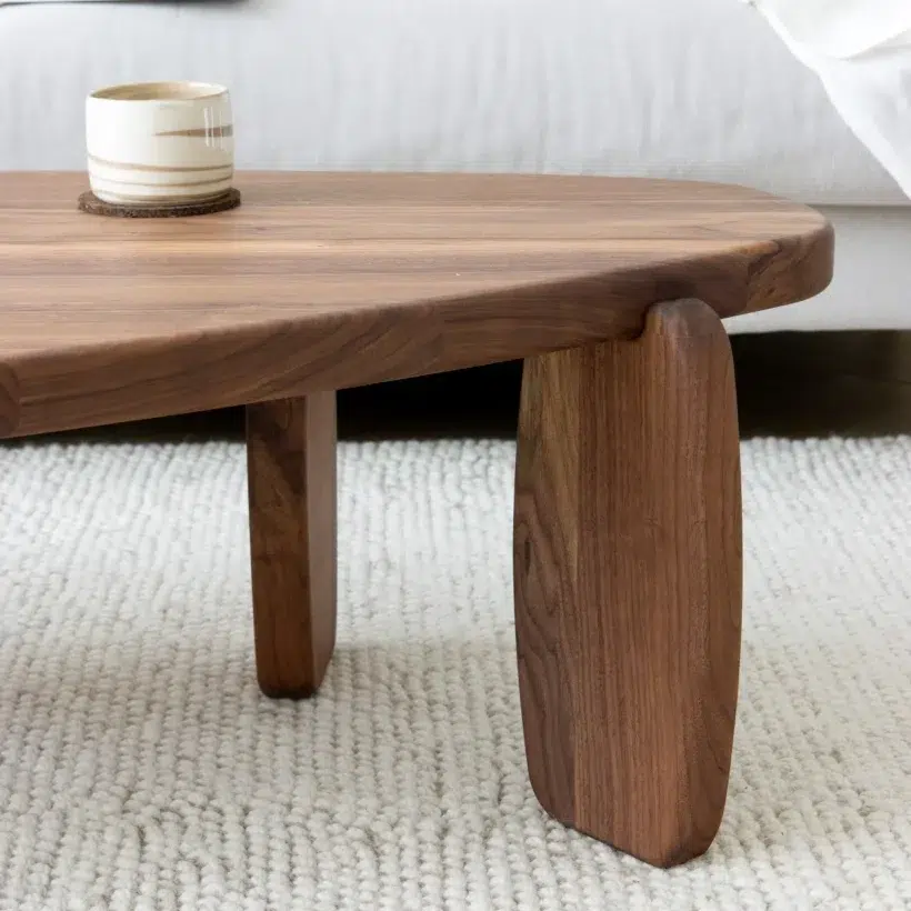 Dolmen is een salontafel met organische vormen, verkrijgbaar in drie variaties. Ontstaan door gebruik te maken van natuurlijke vormen en een vleugje oer-Hollands karakter. Dolmen heeft zijn inspiratie gevonden op basis van de hunebedden. Studio à la part houd van Drenthe! Maar ook van mooie handgemaakte producten. Elk model is verkrijgbaar in massief noten of eikenhout.