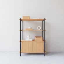 De modulaire wandkast, dressoir of tv meubel Mödula kan je aanvullen met accessoires! De Mödula schap is verkrijgbaar in drie verschillende maten: S, M en L en is gemaakt van massief eiken. Mis je extra kastruimte? Een extra kastelement kan de oplossing bieden. Het kastelement kan je op elke gewenste plank plaatsen (mits het tussen twee legplanken ligt).