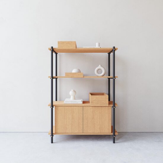 De modulaire wandkast, dressoir of tv meubel Mödula kan je aanvullen met accessoires! De Mödula schap is verkrijgbaar in drie verschillende maten: S, M en L en is gemaakt van massief eiken. Mis je extra kastruimte? Een extra kastelement kan de oplossing bieden. Het kastelement kan je op elke gewenste plank plaatsen (mits het tussen twee legplanken ligt).