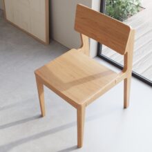 Stoel Norac is een fijne stoel voor aan de eettafel bij jouw thuis of in een restaurant. Norac is een stoel met fijne rondingen.