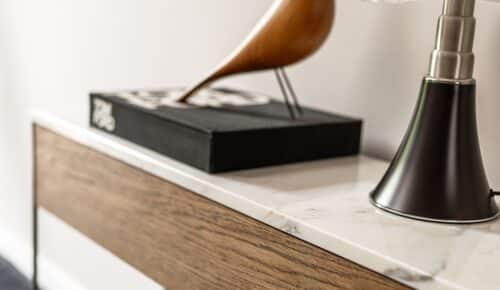 Deze consolekast is al maatwerk gemaakt van eiken met marmer met een rank stalen frame. Deze consolekast is modern tijdloos met een luxe uitstraling.