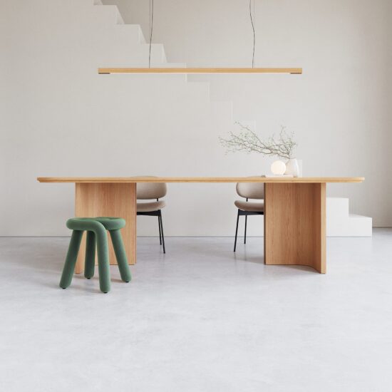 Een eettafel om heerlijk aan te zitten. Met zijn unieke poten en een prachtig golfpatroon aan de buitenzijde maakt Eettafel Dall'onda uniek.