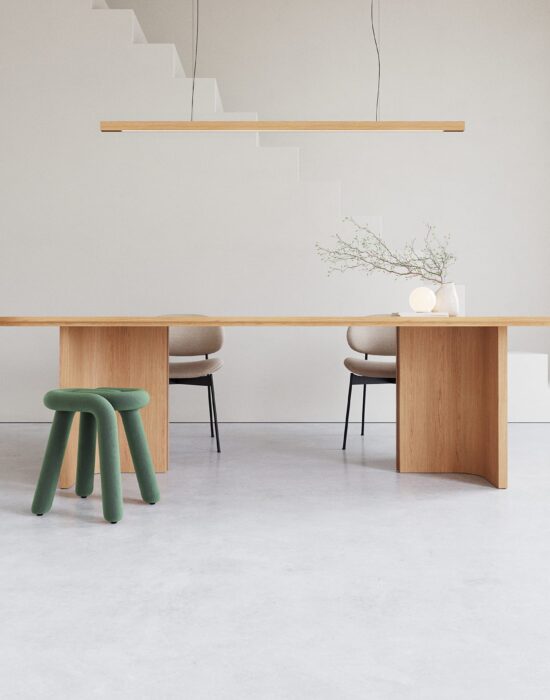 Een eettafel om heerlijk aan te zitten. Met zijn unieke poten en een prachtig golfpatroon aan de buitenzijde maakt Eettafel Dall'onda uniek.