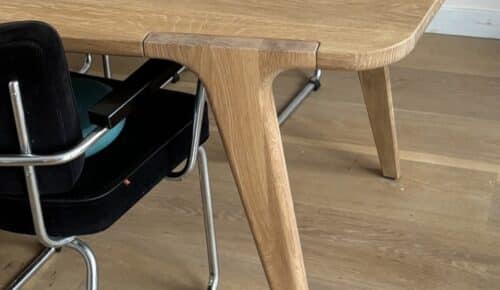 Tafel Akri is een tafel ontworpen samen met de klant om zo de optimale eettafel te creëren die zowel past bij de visie van Studio à la part als bij het huis van de klant.