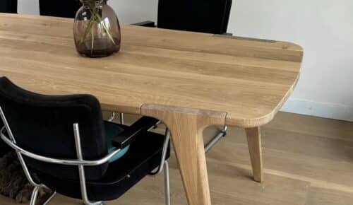 Tafel Akri is een tafel ontworpen samen met de klant om zo de optimale eettafel te creëren die zowel past bij de visie van Studio à la part als bij het huis van de klant.