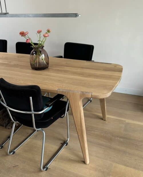 Tafel Akri is een tafel ontworpen samen met de klant om zo de optimale eettafel te creëren die zowel past bij de visie van Studio à la part als bij het huis van de klant.