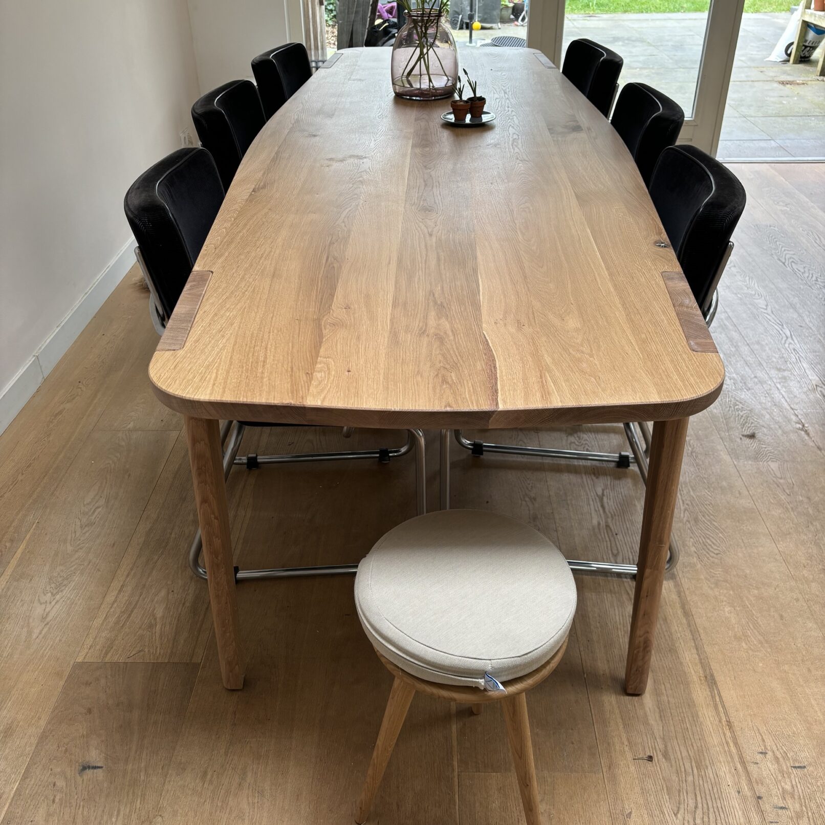 Tafel Akri is een tafel ontworpen samen met de klant om zo de optimale eettafel te creëren die zowel past bij de visie van Studio à la part als bij het huis van de klant.