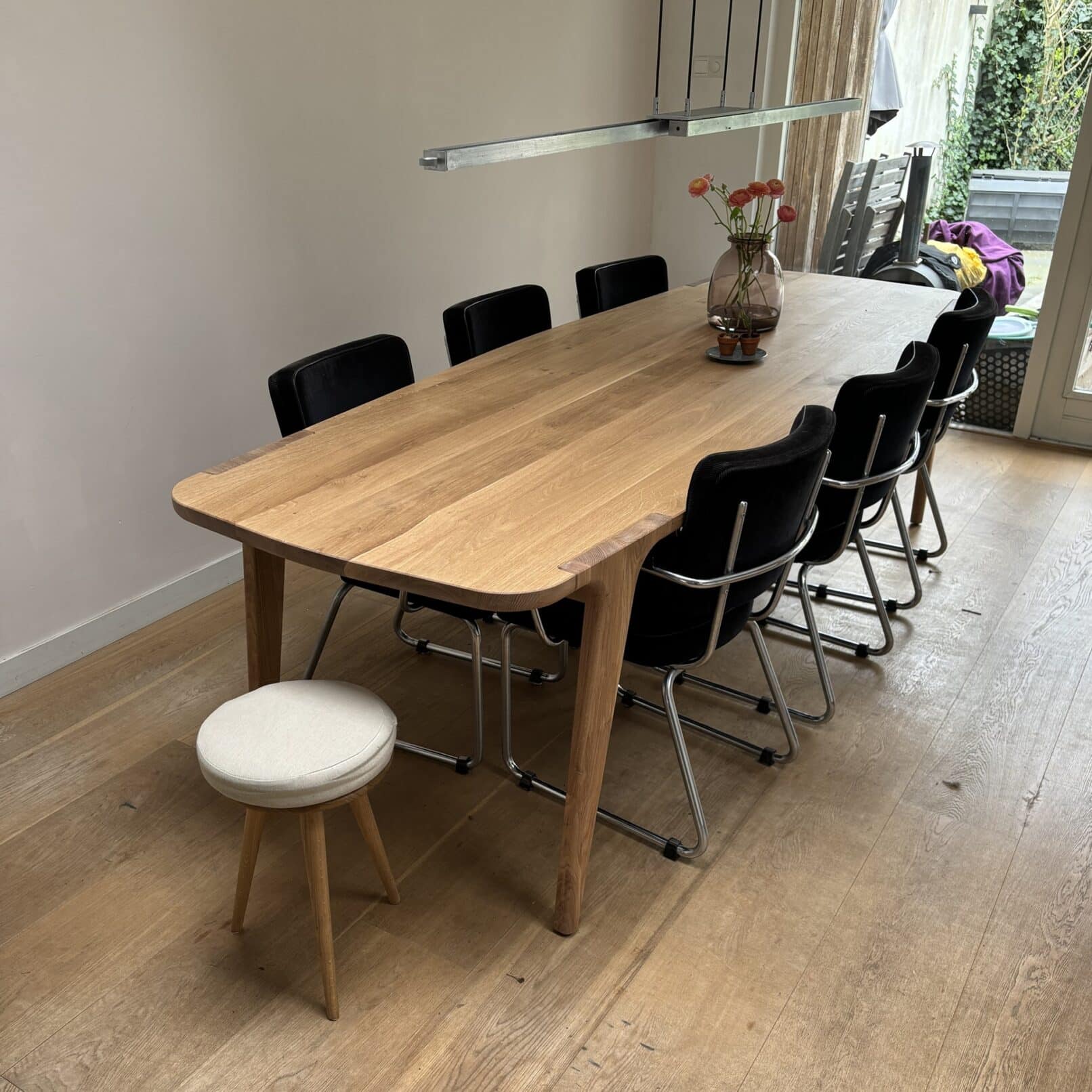 Tafel Akri is een tafel ontworpen samen met de klant om zo de optimale eettafel te creëren die zowel past bij de visie van Studio à la part als bij het huis van de klant.