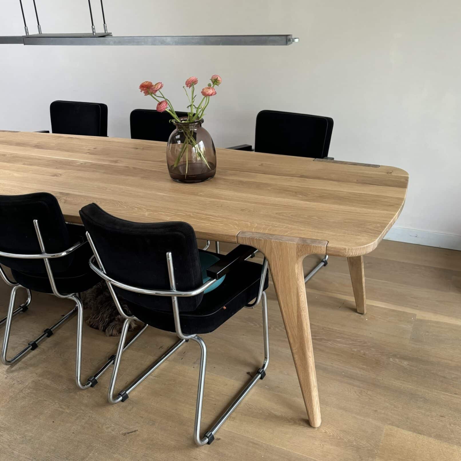 Tafel Akri is een tafel ontworpen samen met de klant om zo de optimale eettafel te creëren die zowel past bij de visie van Studio à la part als bij het huis van de klant.