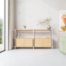 Een modulaire Dressoir die zich makkelijk aanpast aan de ruimte en het doel waarvoor je het wenst. Een dressoir om mee te pronken in al zijn schoonheid. Mödula is gecreëerd met het doel om ronde buizen te combineren met een simplistische montage en demontage mogelijkheden. Het kastelement kan je op elke gewenste plank plaatsen (mits het tussen twee legplanken ligt. In elk systeem hoort een kastelement dit zorgt ervoor dat het een stabiele constructie blijft.