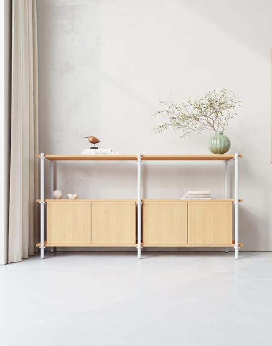 Een modulaire Dressoir die zich makkelijk aanpast aan de ruimte en het doel waarvoor je het wenst. Een dressoir om mee te pronken in al zijn schoonheid. Mödula is gecreëerd met het doel om ronde buizen te combineren met een simplistische montage en demontage mogelijkheden. Het kastelement kan je op elke gewenste plank plaatsen (mits het tussen twee legplanken ligt. In elk systeem hoort een kastelement dit zorgt ervoor dat het een stabiele constructie blijft.