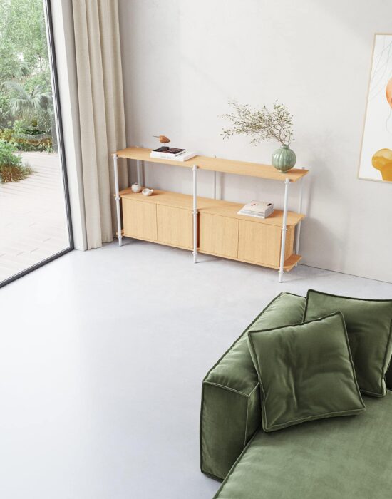 Een modulaire Dressoir die zich makkelijk aanpast aan de ruimte en het doel waarvoor je het wenst. Een dressoir om mee te pronken in al zijn schoonheid. Mödula is gecreëerd met het doel om ronde buizen te combineren met een simplistische montage en demontage mogelijkheden. Het kastelement kan je op elke gewenste plank plaatsen (mits het tussen twee legplanken ligt. In elk systeem hoort een kastelement dit zorgt ervoor dat het een stabiele constructie blijft.