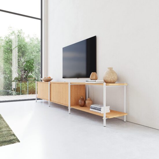 Een modulaire tvmeubel die zich makkelijk aanpast aan de ruimte en het doel waarvoor je het wenst. Een tv meubel om mee te pronken in al zijn schoonheid. Mödula is gecreëerd met het doel om ronde buizen te combineren met een simplistische montage en demontage mogelijkheden. Het kastelement kan je op elke gewenste plank plaatsen (mits het tussen twee legplanken ligt. In elk systeem hoort een kastelement dit zorgt ervoor dat het een stabiele constructie blijft.