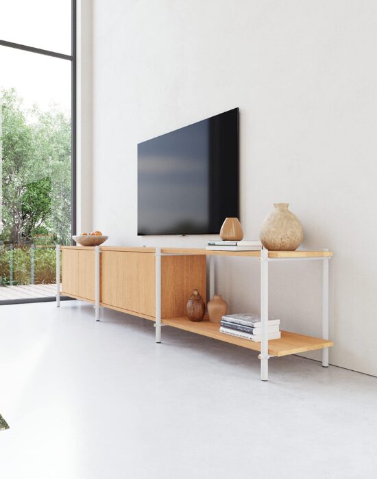 Een modulaire tvmeubel die zich makkelijk aanpast aan de ruimte en het doel waarvoor je het wenst. Een tv meubel om mee te pronken in al zijn schoonheid. Mödula is gecreëerd met het doel om ronde buizen te combineren met een simplistische montage en demontage mogelijkheden. Het kastelement kan je op elke gewenste plank plaatsen (mits het tussen twee legplanken ligt. In elk systeem hoort een kastelement dit zorgt ervoor dat het een stabiele constructie blijft.