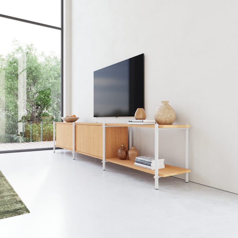 Een modulaire tvmeubel die zich makkelijk aanpast aan de ruimte en het doel waarvoor je het wenst. Een tv meubel om mee te pronken in al zijn schoonheid. Mödula is gecreëerd met het doel om ronde buizen te combineren met een simplistische montage en demontage mogelijkheden. Het kastelement kan je op elke gewenste plank plaatsen (mits het tussen twee legplanken ligt. In elk systeem hoort een kastelement dit zorgt ervoor dat het een stabiele constructie blijft.