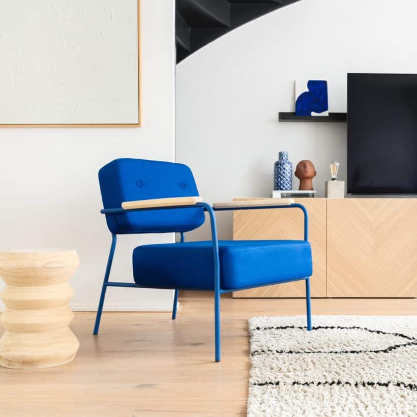 Fière is een verfijnde en comfortabele fauteuil! Gemaakt voor de relaxte dagen. Het frame is minimalistisch en functioneel, wat zorgt voor een luchtige uitstraling. Voor Studio à la part is Fière de eerste en daarom de perfectste loungestoel, wij vinden het nu al een klassieker.