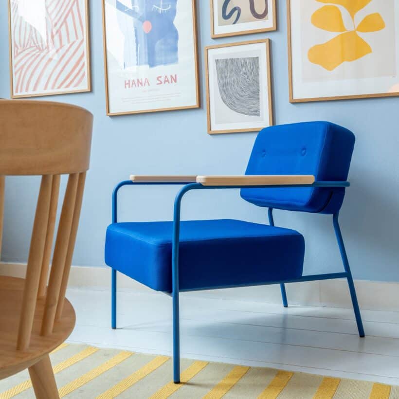 Fière is een verfijnde en comfortabele fauteuil! Gemaakt voor de relaxte dagen. Het frame is minimalistisch en functioneel, wat zorgt voor een luchtige uitstraling. Voor Studio à la part is Fière de eerste en daarom de perfectste loungestoel, wij vinden het nu al een klassieker.