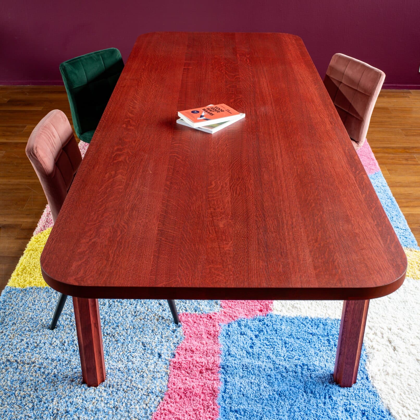 Een maatwerk eettafel met de creativiteit van Studio à la part. Tijdloos en robuust. Een maatwerk eettafel die je leven lang mee gaat. Ze zeggen dat je geen discussies moet voeren aan tafel, maar geloof me: aan deze tafel wil je discussies voeren.