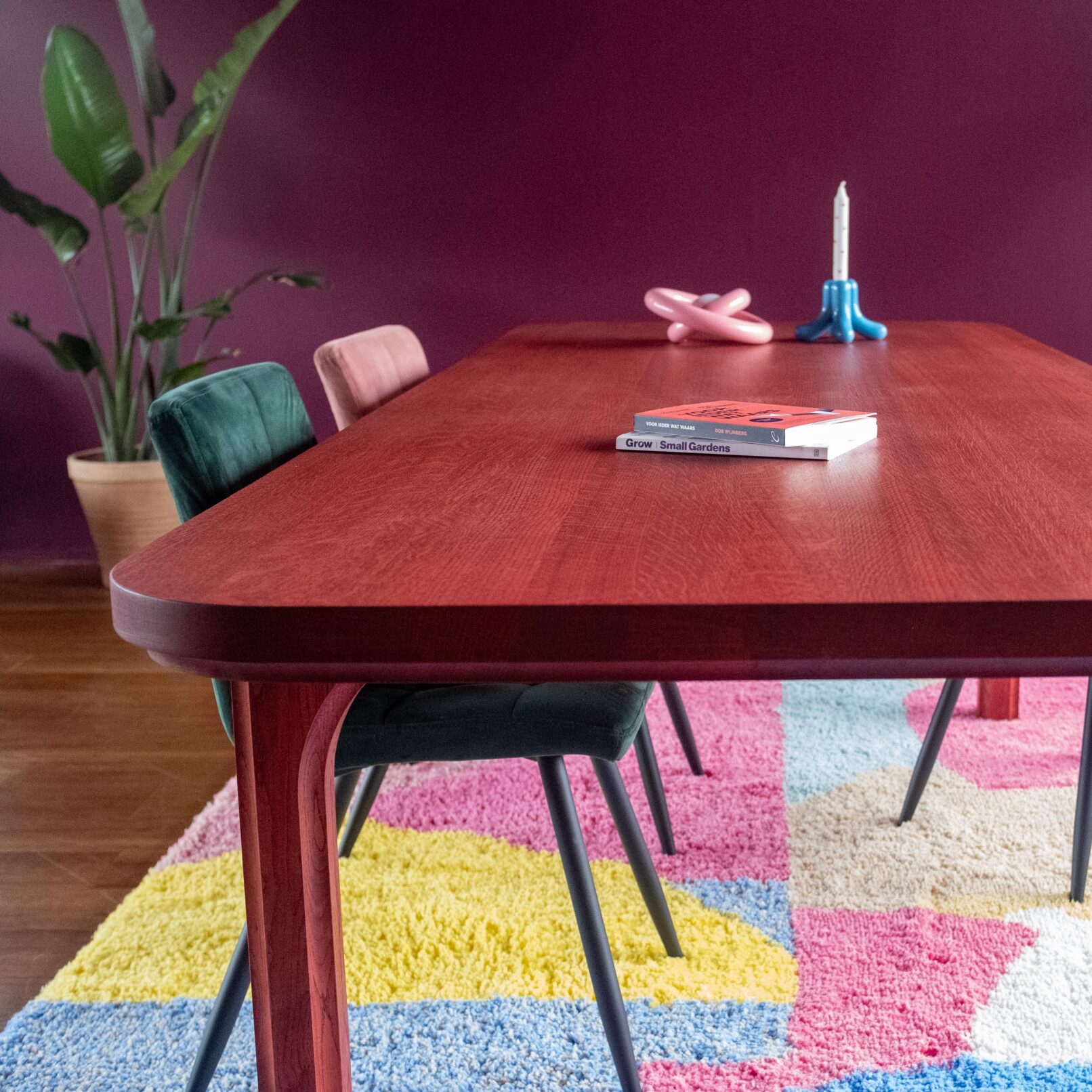 Een maatwerk eettafel met de creativiteit van Studio à la part. Tijdloos en robuust. Een maatwerk eettafel die je leven lang mee gaat. Ze zeggen dat je geen discussies moet voeren aan tafel, maar geloof me: aan deze tafel wil je discussies voeren.