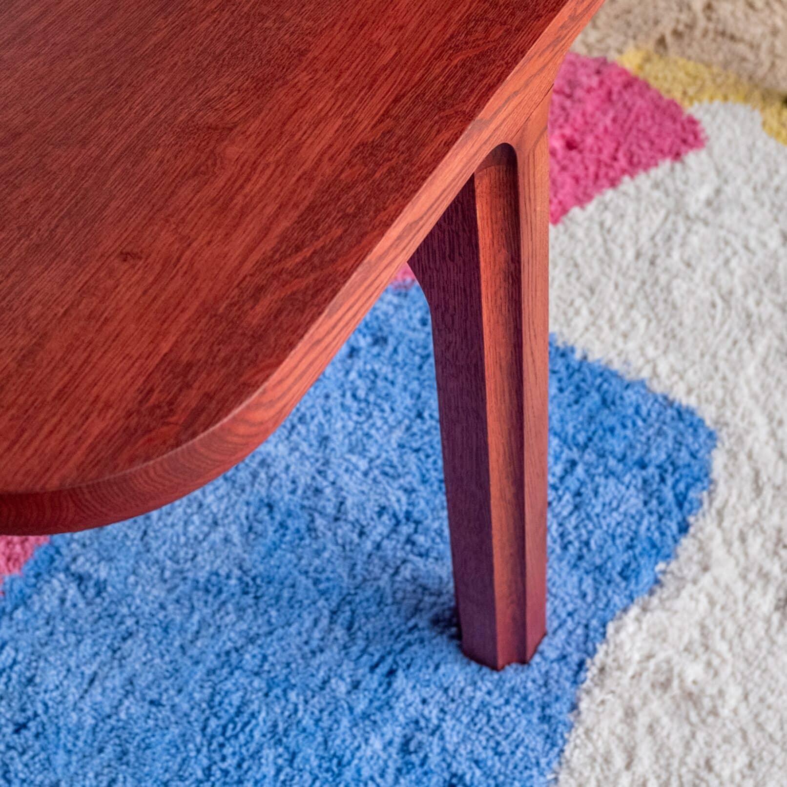 Een maatwerk eettafel met de creativiteit van Studio à la part. Tijdloos en robuust. Een maatwerk eettafel die je leven lang mee gaat. Ze zeggen dat je geen discussies moet voeren aan tafel, maar geloof me: aan deze tafel wil je discussies voeren.