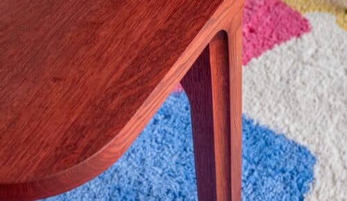 Een maatwerk eettafel met de creativiteit van Studio à la part. Tijdloos en robuust. Een maatwerk eettafel die je leven lang mee gaat. Ze zeggen dat je geen discussies moet voeren aan tafel, maar geloof me: aan deze tafel wil je discussies voeren.