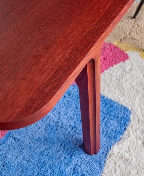 Een maatwerk eettafel met de creativiteit van Studio à la part. Tijdloos en robuust. Een maatwerk eettafel die je leven lang mee gaat. Ze zeggen dat je geen discussies moet voeren aan tafel, maar geloof me: aan deze tafel wil je discussies voeren.