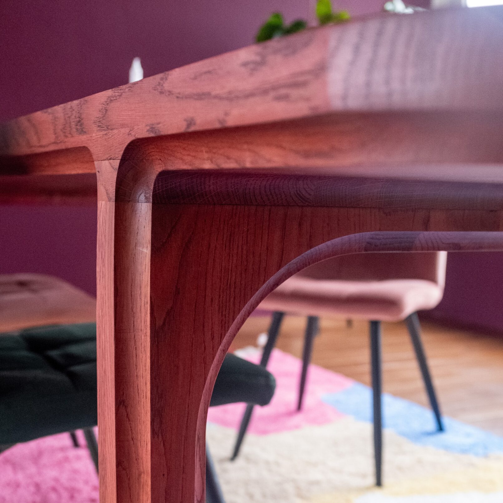 Een maatwerk eettafel met de creativiteit van Studio à la part. Tijdloos en robuust. Een maatwerk eettafel die je leven lang mee gaat. Ze zeggen dat je geen discussies moet voeren aan tafel, maar geloof me: aan deze tafel wil je discussies voeren.