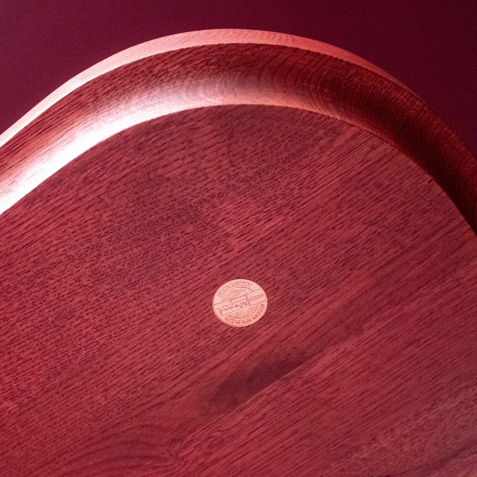 Een maatwerk eettafel met de creativiteit van Studio à la part. Tijdloos en robuust. Een maatwerk eettafel die je leven lang mee gaat. Ze zeggen dat je geen discussies moet voeren aan tafel, maar geloof me: aan deze tafel wil je discussies voeren.