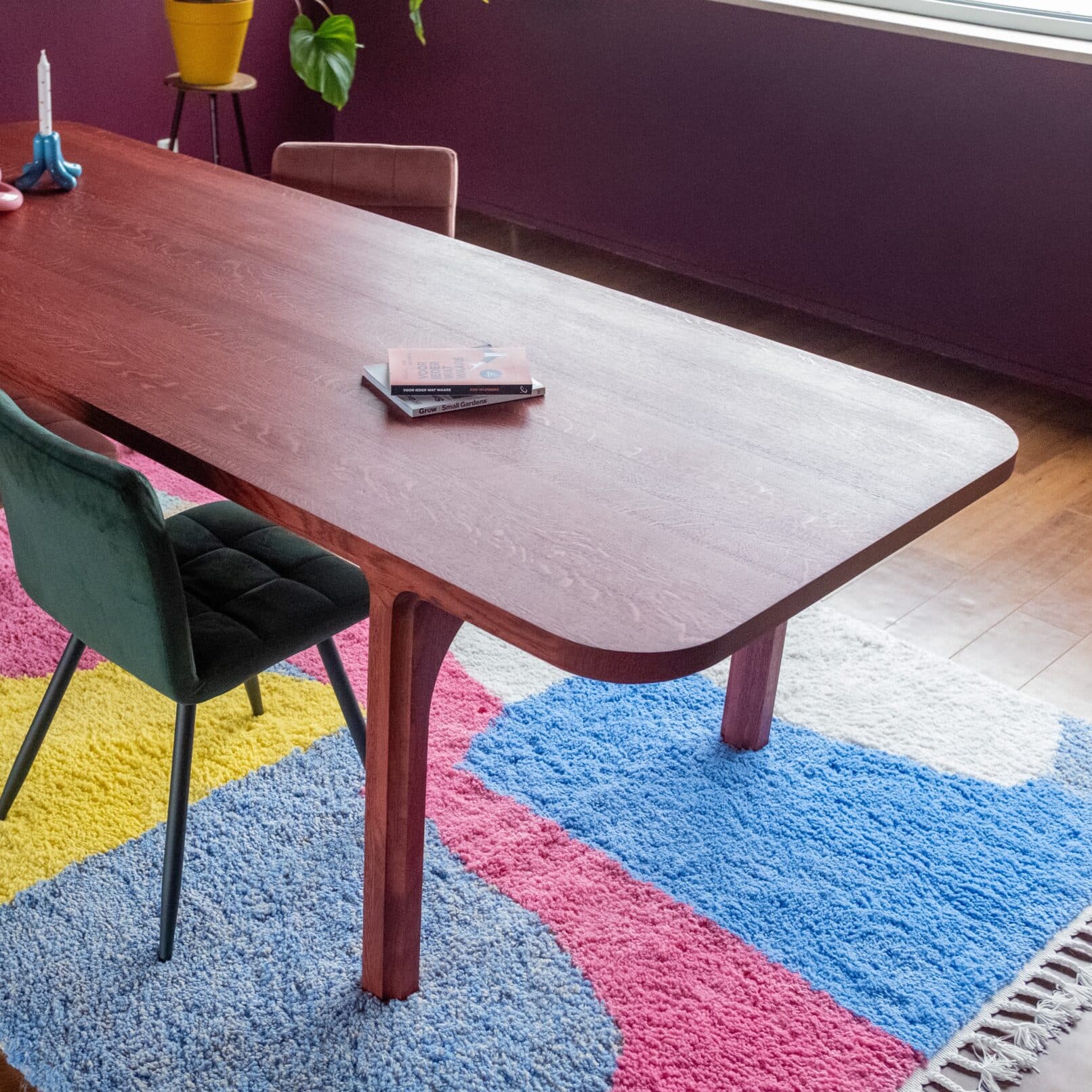 Een maatwerk eettafel met de creativiteit van Studio à la part. Tijdloos en robuust. Een maatwerk eettafel die je leven lang mee gaat. Ze zeggen dat je geen discussies moet voeren aan tafel, maar geloof me: aan deze tafel wil je discussies voeren.