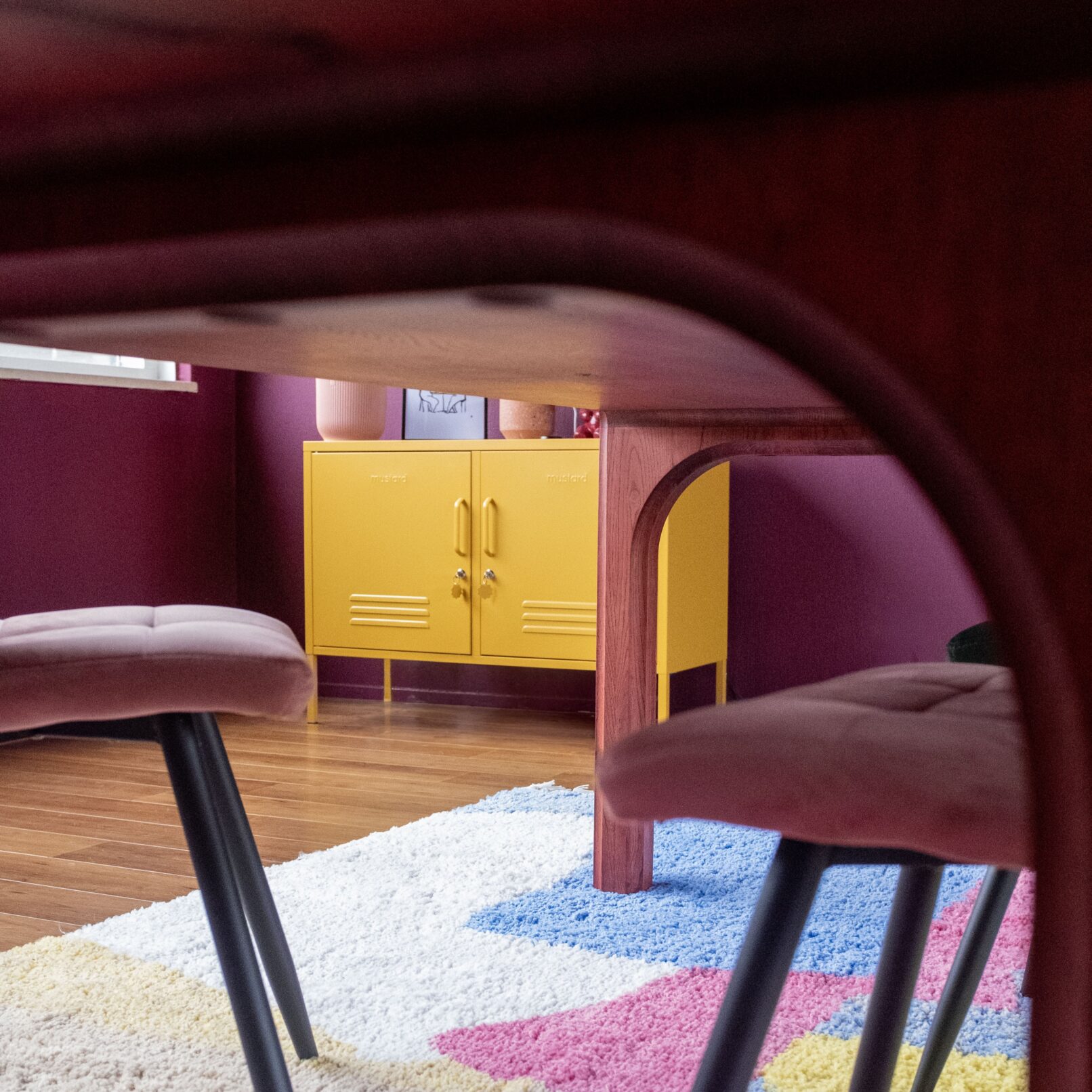 Een maatwerk eettafel met de creativiteit van Studio à la part. Tijdloos en robuust. Een maatwerk eettafel die je leven lang mee gaat. Ze zeggen dat je geen discussies moet voeren aan tafel, maar geloof me: aan deze tafel wil je discussies voeren.