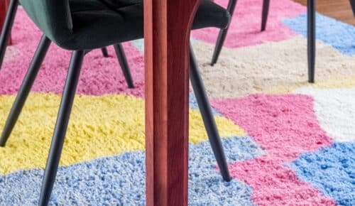 Een maatwerk eettafel met de creativiteit van Studio à la part. Tijdloos en robuust. Een maatwerk eettafel die je leven lang mee gaat. Ze zeggen dat je geen discussies moet voeren aan tafel, maar geloof me: aan deze tafel wil je discussies voeren.