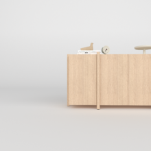 Elegant en Functioneel dat is deze moderne eiken dressoir Sento. Breng stijl en functionaliteit samen met deze moderne houten dressoir. Het ontwerp met genoeg ruimte is perfect voor het opbergen van items die je uit het zicht wilt houden. De kast is gemaakt van massief en gefineerd eiken met een natuurlijke afwerking, waardoor hij moeiteloos past in zowel moderne als Scandinavische interieurs. De verticale staanders geven de wandkast Sento een minimalistische en strakke look, terwijl de stevige constructie zorgt voor stabiliteit. Ideaal voor boeken, decoratie, planten of servies deze kast biedt volop mogelijkheden om jouw interieur een persoonlijke touch te geven. Deze wandkast Sento combineert design en praktisch nut, en is daarmee een echte blikvanger in elke ruimte.