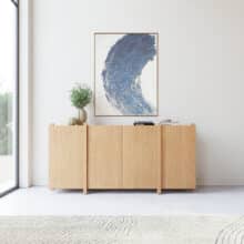 Elegant en Functioneel dat is deze moderne eiken dressoir Sento. Breng stijl en functionaliteit samen met deze moderne houten dressoir. Het ontwerp met genoeg ruimte is perfect voor het opbergen van items die je uit het zicht wilt houden. De kast is gemaakt van massief en gefineerd eiken met een natuurlijke afwerking, waardoor hij moeiteloos past in zowel moderne als Scandinavische interieurs. De verticale staanders geven de wandkast Sento een minimalistische en strakke look, terwijl de stevige constructie zorgt voor stabiliteit. Ideaal voor boeken, decoratie, planten of servies deze kast biedt volop mogelijkheden om jouw interieur een persoonlijke touch te geven. Deze wandkast Sento combineert design en praktisch nut, en is daarmee een echte blikvanger in elke ruimte.