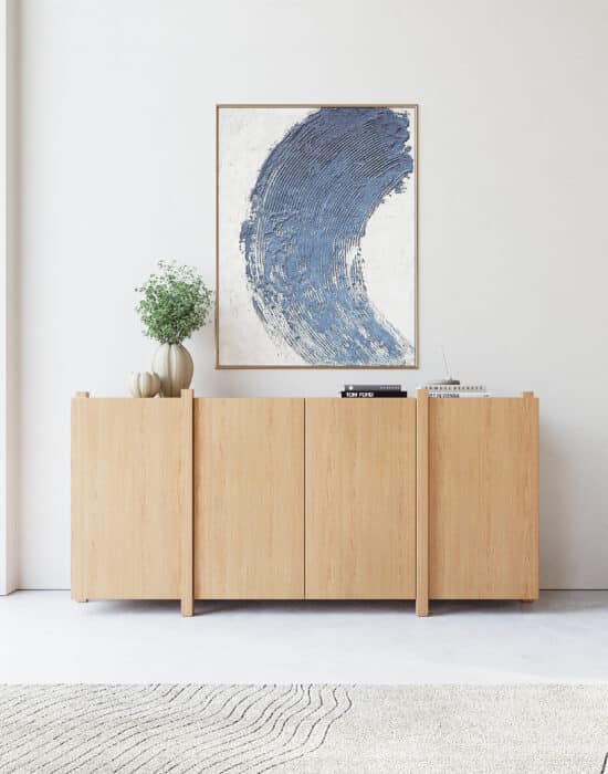 Elegant en Functioneel dat is deze moderne eiken dressoir Sento. Breng stijl en functionaliteit samen met deze moderne houten dressoir. Het ontwerp met genoeg ruimte is perfect voor het opbergen van items die je uit het zicht wilt houden. De kast is gemaakt van massief en gefineerd eiken met een natuurlijke afwerking, waardoor hij moeiteloos past in zowel moderne als Scandinavische interieurs. De verticale staanders geven de wandkast Sento een minimalistische en strakke look, terwijl de stevige constructie zorgt voor stabiliteit. Ideaal voor boeken, decoratie, planten of servies deze kast biedt volop mogelijkheden om jouw interieur een persoonlijke touch te geven. Deze wandkast Sento combineert design en praktisch nut, en is daarmee een echte blikvanger in elke ruimte.