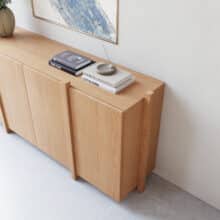 Elegant en Functioneel dat is deze moderne eiken dressoir Sento. Breng stijl en functionaliteit samen met deze moderne houten dressoir. Het ontwerp met genoeg ruimte is perfect voor het opbergen van items die je uit het zicht wilt houden. De kast is gemaakt van massief en gefineerd eiken met een natuurlijke afwerking, waardoor hij moeiteloos past in zowel moderne als Scandinavische interieurs. De verticale staanders geven de wandkast Sento een minimalistische en strakke look, terwijl de stevige constructie zorgt voor stabiliteit. Ideaal voor boeken, decoratie, planten of servies deze kast biedt volop mogelijkheden om jouw interieur een persoonlijke touch te geven. Deze wandkast Sento combineert design en praktisch nut, en is daarmee een echte blikvanger in elke ruimte.